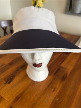 New No Tags D&Y Wide 31/2" Brim Sun Cap/Visor White /Navy Blue Trim Ribbon Bow